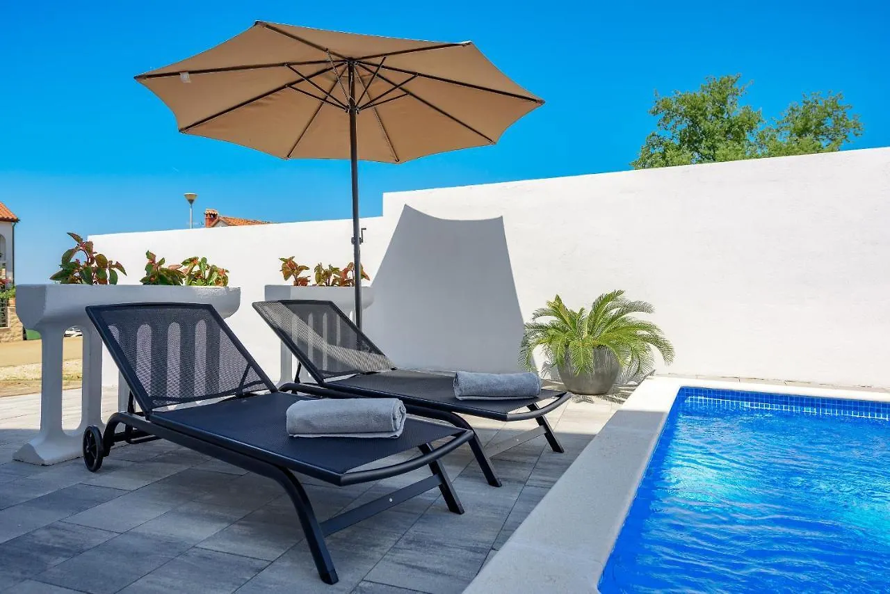 Apartment Vedran With Pool, Near Porec Kukci