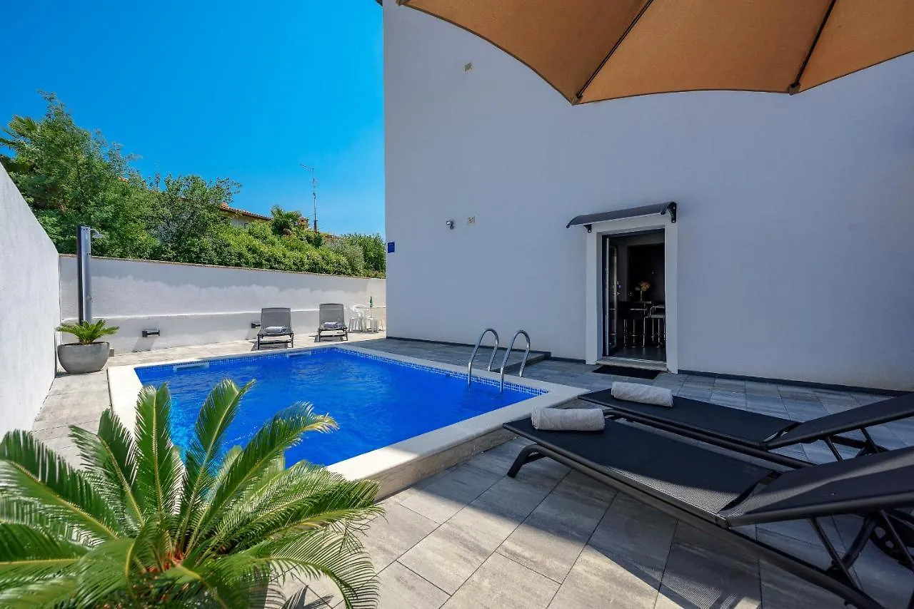 Apartment Vedran With Pool, Near Porec Kukci
